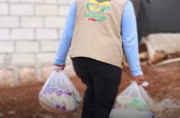 توزيع سلات غذائية وألبسة شتوية في مخيمات الشمال السوري