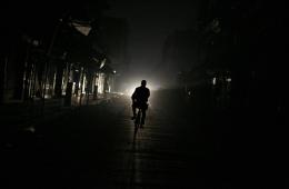 لعدم توفر الكهرباء .. الظلام يخيم على أزقة وشوارع مخيم جرمانا 
