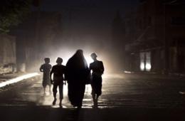 الظلام الدامس يقتل الحياة في مخيم الحسينية 