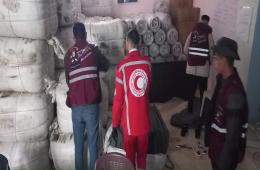 الهلال الأحمر الفلسطيني يوزع مواد شتوية لأهالي مخيم حندرات