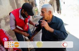 مخيم اليرموك.. الهلال الأحمر الفلسطيني يعاين كبار السن في منازلهم
