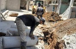 مخيم درعا.. عمليات صيانة جُزئية لشبكة الصرف الصحي