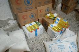الهلال الأحمر السوري يوزع سلات غذائية في مخيم درعا 