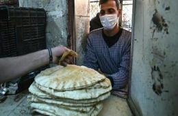أزمة رغيف الخبز تزيد من معاناة الأهالي في مخيم خان الشيح