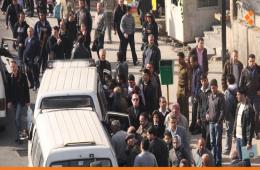 أزمة المواصلات تزيد من معاناة الأهالي في مخيم خان الشيح 