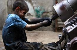 العمالة المبكرة تنهش أجساد أطفال الفلسطينيين السوريين وتقتل براءتهم