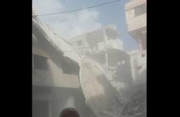 مخيم اليرموك. انهيار مبنى وسط استمرار تعفيش الحديد 