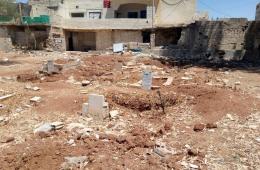 أهالي مخيم درعا ينقلون جثامين موتاهم من مقبرة الحديقة