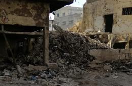 نشطاء من مخيم اليرموك يطالبون بإزالة السواتر الترابية التي تخنق المخيم