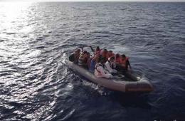 بعد نزع محركه. اليونان تعيد قارباً يحمل مهاجرين بينهم فلسطينيون إلى تركيا
