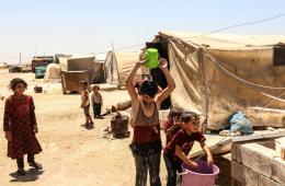 موجة حر تهدد حياة آلاف السوريين والفلسطينيين في مخيمات شمال غرب سوريا