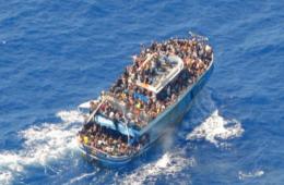ناجون من غرق قارب المهاجرين يقاضون اليونان بتهمة التقصير