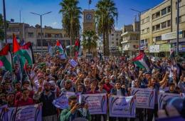فلسطينيون سوريون يشاركون في تظاهرة حاشدة في إدلب تضامناً مع غزة