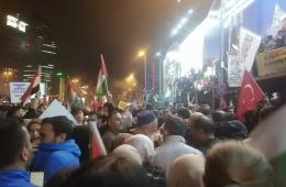 فلسطينيو سوريا يشاركون في الاحتجاجات الليلية أمام مبنى السفارة الإسرائيلية بإسطنبول
