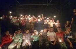 بالصور.. أطفال مخيم جرمانا يضيئون الشموع حداداً على قرنائهم في غزة 