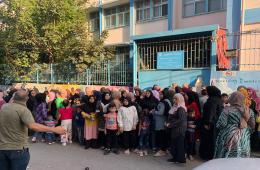 مخيم عين الحلوة.. أهالي الطلبة الفلسطينيين السوريين يعتصمون أمام مكتب الأونروا 