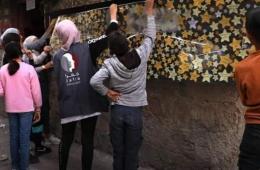 مخيم جرمانا. أطفال يرسمون أسماء شهداء غزة في لوحة تضامنية