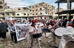 مئات اللاجئين الفلسطينيين يتظاهرون في مخيم اليرموك تضامناً مع غزة