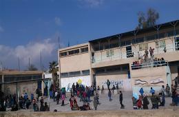 الأزمة الاقتصادية تهدد التعليم الحكومي في مخيم خان الشيح