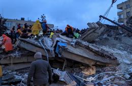 الأونروا توضح آلية توزيع المساعدات على العائلات المتضررة من الزلزال