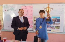 اللاذقية.. فتاة فلسطينية تفوز بالمركز الأول في مسابقة التهجئة باللغة الإنكليزية