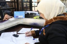 نشطاء فلسطينيون يدعون باحثي الأونروا لمواجهة تجاوزات موظفي البنوك