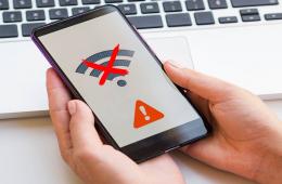 انقطاع الإنترنت في مخيم العائدين بحمص يزيد من أعباء الأهالي