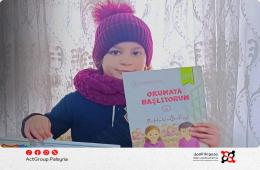 تركيا. اعتماد صورة طفلة فلسطينية سورية على أغلفة المنهاج الابتدائي