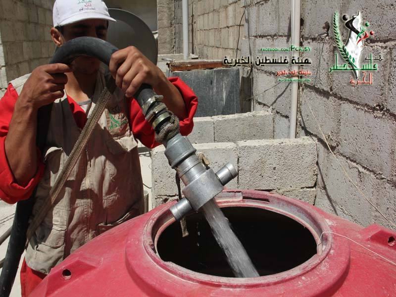 Palestine Charity Committee continues its work to distribute water to the homes of the Yarmouk camp.