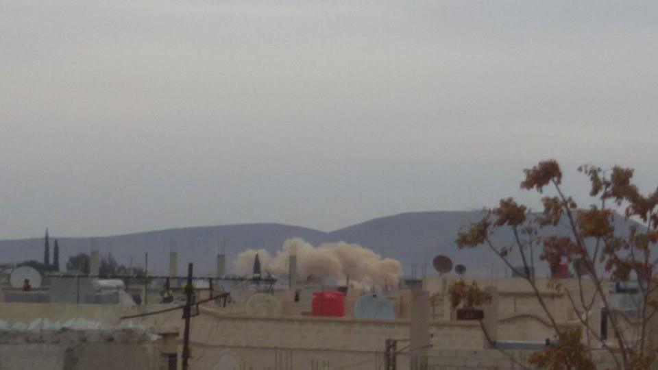 Syrians warplanes target east Khan Eshieh camp by explosive barrels.