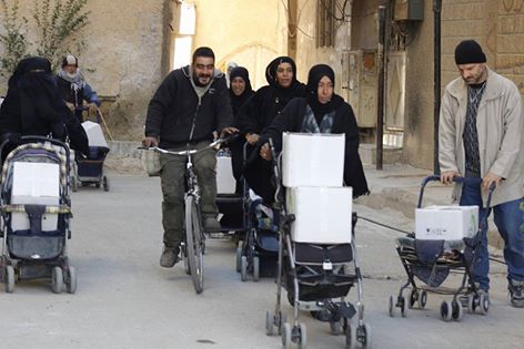 Jafra Foundation distributes food parcels to Al-Yarmouk residents in Yalda Town.