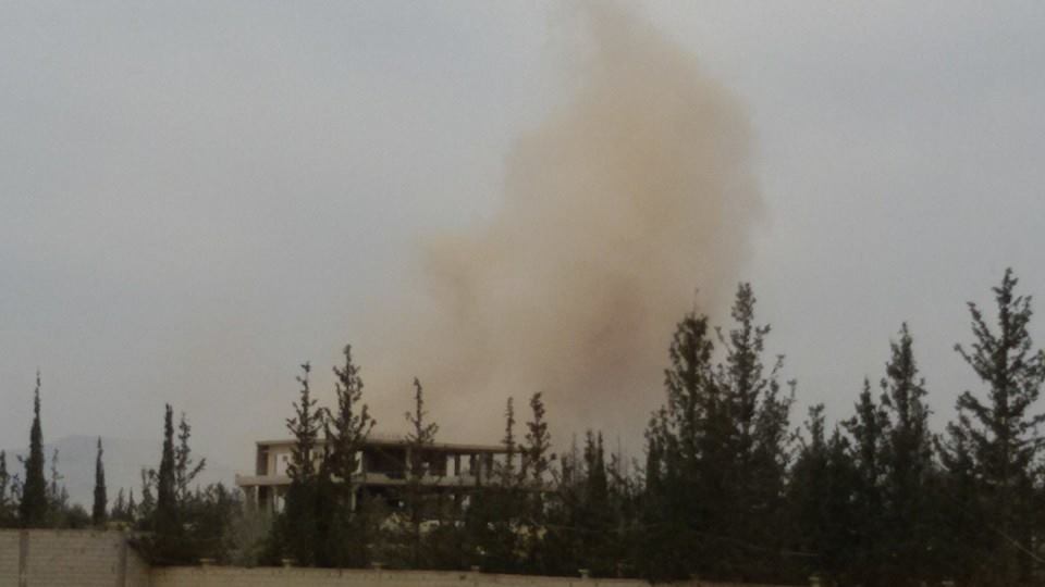 Warplanes drop 14 explosive barrels on Khan Eshieh camp’s outskirts.