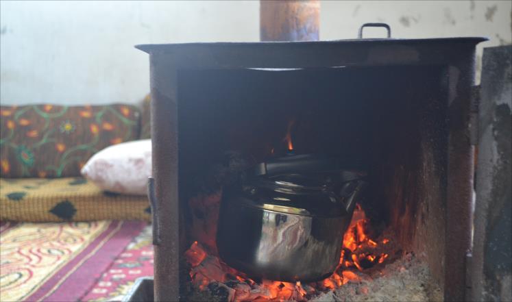 Blockade, temperature nosedive force Yarmouk residents to burn furniture