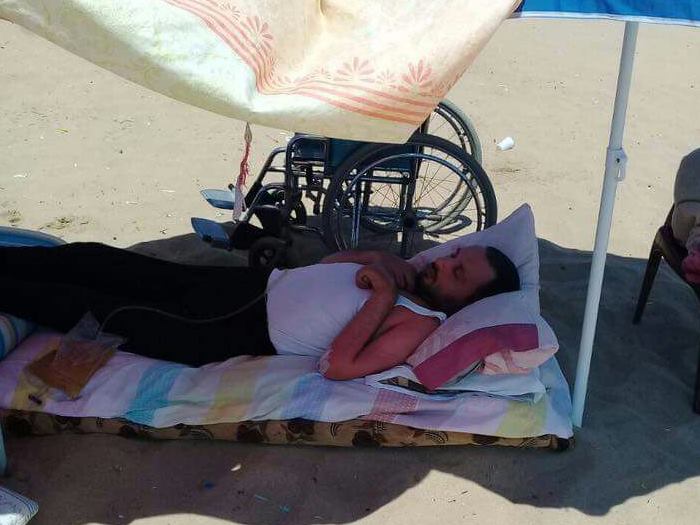 Sick Palestinian from Syria Seeks Shelter on Beach as Hostilities Soar in Ein Hilweh Camp