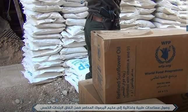 “Tahrir AlSham” distributes Red Crescent’s aid among civilians under siege in west Yarmouk camp