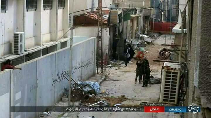 Members of ISIS loot the civilian houses in Haifa Road, Yarmouk camp