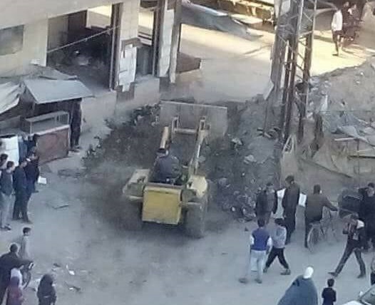Dozens of Yarmouk camp’s residents demand the opening of the Orouba checkpoint and the opposition continues to close it