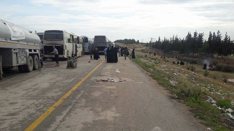 After five days of waiting, the Turkish authorities allow the entry of a bus carrying displaced refugees from south Damascus