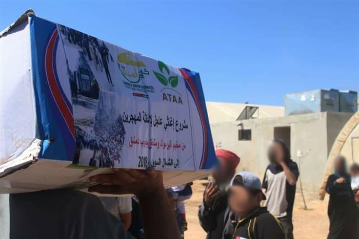 Distribution of food baskets to the displaced from the south of Damascus, in Azaaz camp, in the northern suburbs of Aleppo