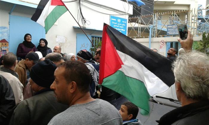 Palestinian Refugees Lash out at UNRWA Staff Members over Lack of Professionalism 