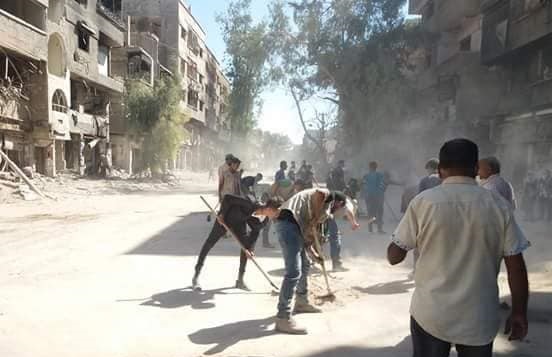 Dozens of Volunteers Take Part in Debris Clearance in Yarmouk Camp