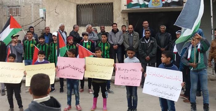 Residents of AlSabina Hold Vigil in Solidarity with Palestinian Prisoners in Israeli Jails