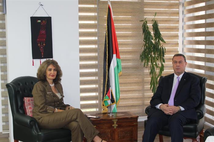 Palestine Ambassador in Egypt Meets with UNRWA Official over Situation of Palestinians from Syria